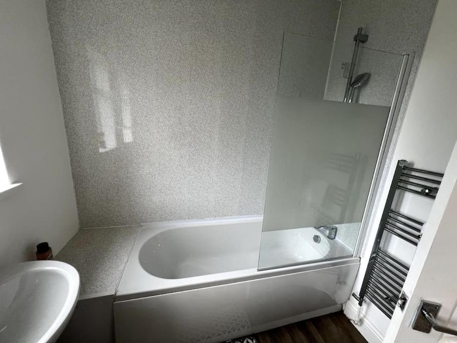 ניוקאסל Numero Venti Aparthouse Wifi Parking Hot Tub מראה חיצוני תמונה